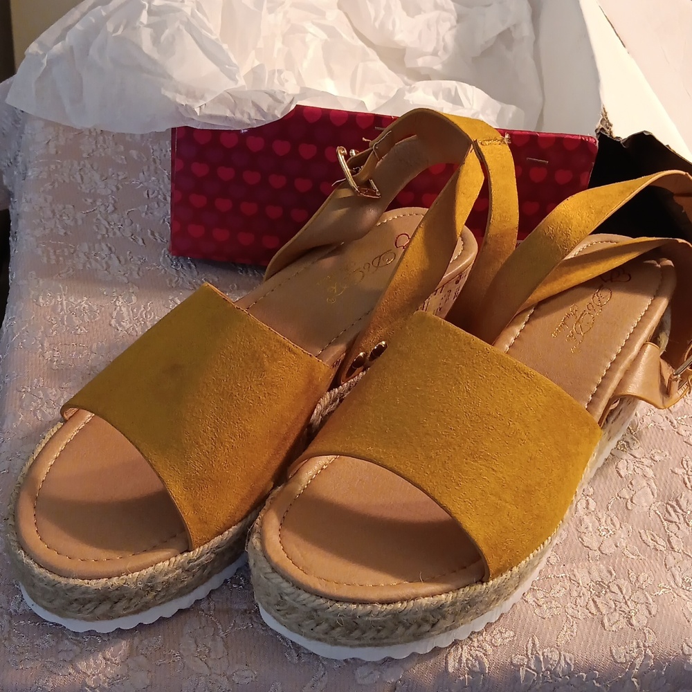Beachy Golden Espadrilles size 10 - Picture 5 of 10